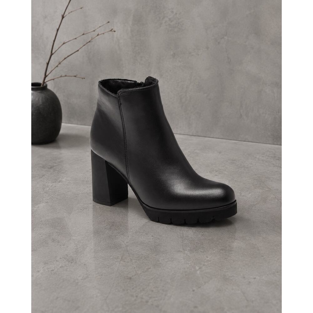 La Canadienne Waterproof Leather Ankle Boots Size 10 NWOB